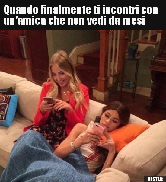 Quando finalmente ti incontri con un'amica che non vedi da..